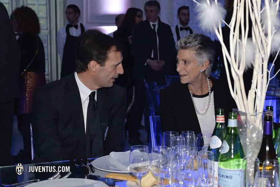 Il tecnico Massimiliano Allegri chiacchiera a tavola con Allegra Caracciolo, madre di Andrea Agnelli, durante la cena. Juventus.com
